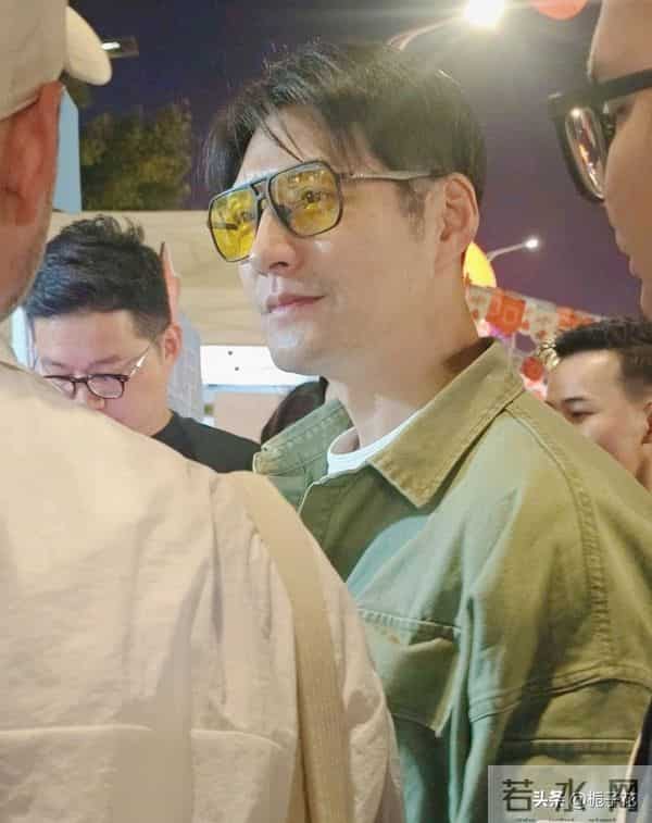 46岁严屹宽和朋友在泉州逛街，他打扮有型，脸好能打，好帅气啊
