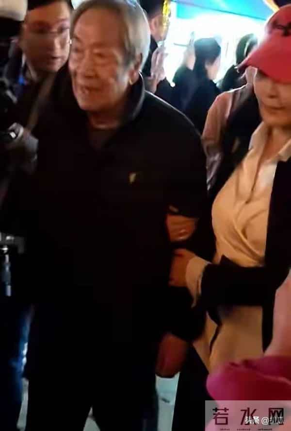 “老夫少妻”的残酷暴露无遗，王奎荣尽显老态，妻子依旧容颜娇美