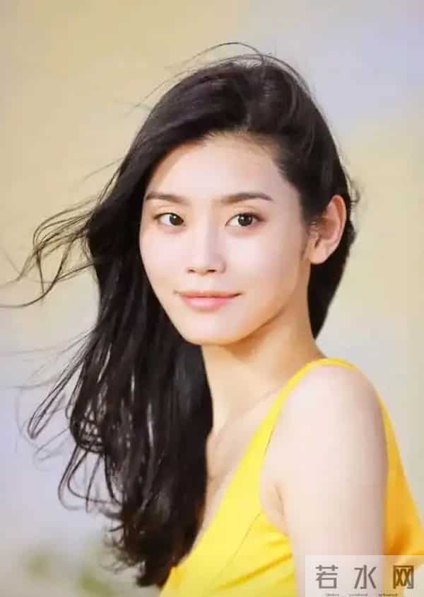 奚梦瑶晒女儿，女儿背香奈儿像洋娃娃，奚梦瑶才是绝处逢生的强者