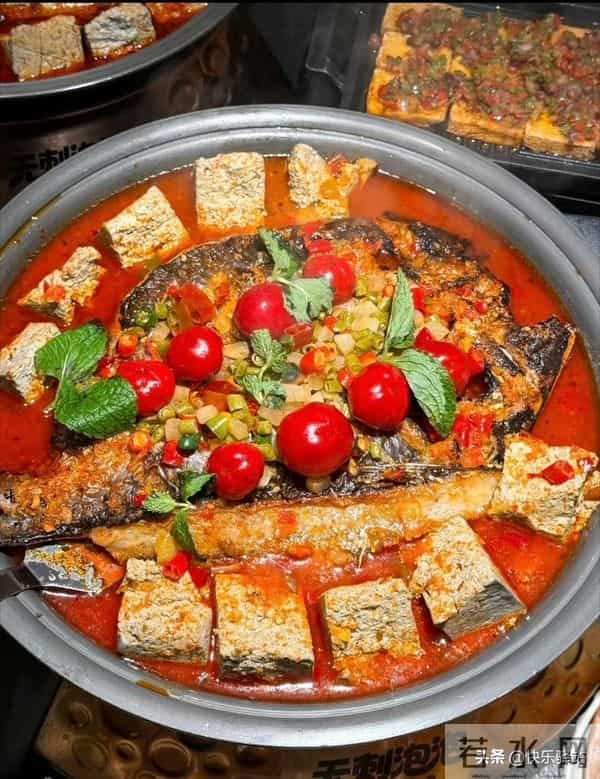 邓家佳在重庆吃烤鱼被偶遇，小姨妈气质绝了 脸小精致 美得恰到好处