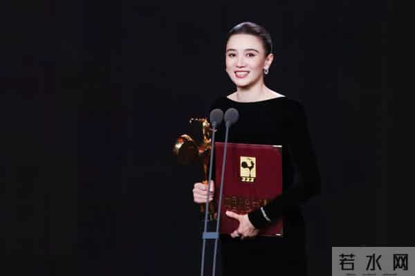 颜丹晨成电影红毯女王,红色泡泡裙惊艳全场,宋佳封后印小天蹭流