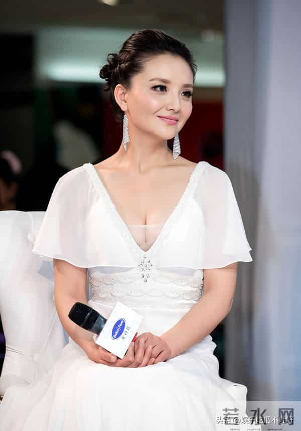 “槿汐姑姑”怎么做到又成熟又年轻，微胖身材甚是完美