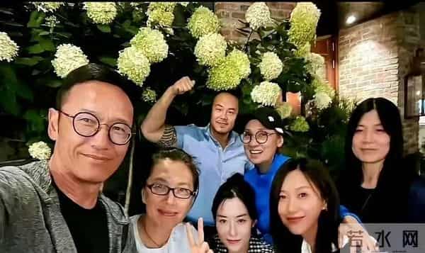 徐静蕾、苗侨伟夫妇和好友在加拿大聚餐。