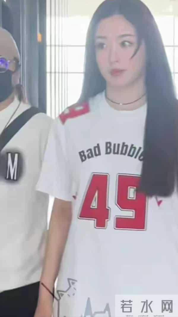 张含韵长的真板正，漂亮大气，体态很壮实，且有丰腴之美