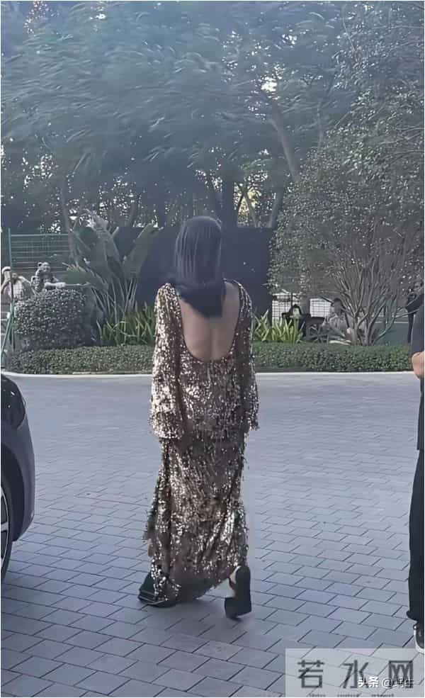 实话实说,咏梅老师不太适合这裙子太难看了,她就适合简单大方的