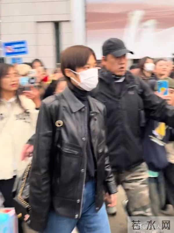 机场偶遇李宇春,穿土黄色棉袄平底鞋,被路人冲撞后眼神凌厉