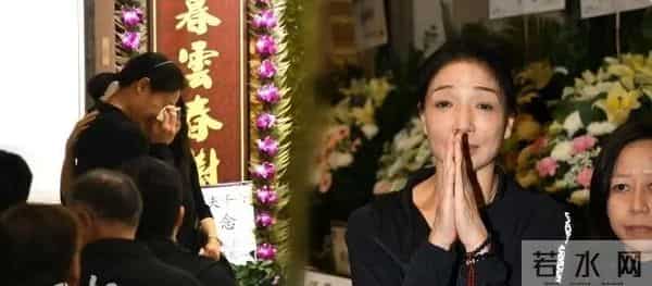 前亚视小生甄志强追思会,遗孀方心媛哭成泪人,圈中好友送花牌悼念