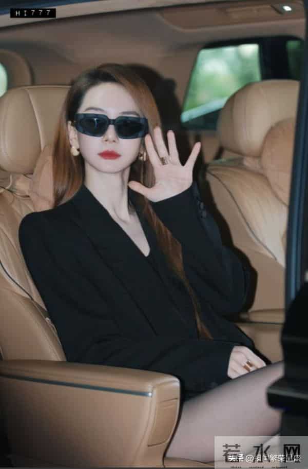 戚薇线下活动生图，黑西装长靴演绎女总裁穿搭