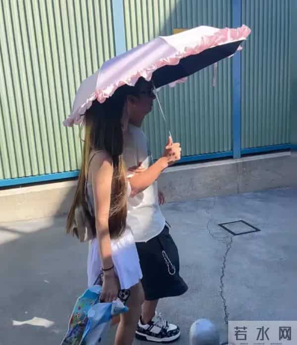 撑不住了！懒懒变卖王思聪送的奢侈品，分手传言怕是已成真