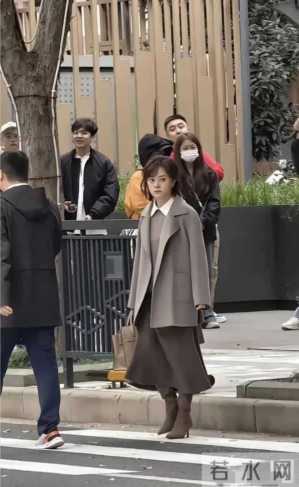 闫妮素颜曝光显老态,网友抓拍明星,高清镜头下,原来她们长这样