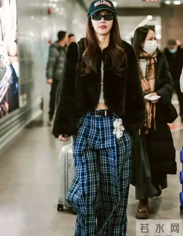 蔡文静机场私服真时髦！穿毛绒外套+格子裤，洋气又高级