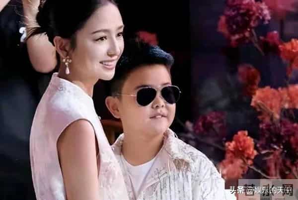 佟丽娅9岁儿子颜值曝光,五官不像陈思诚,一看长大了就是个帅哥