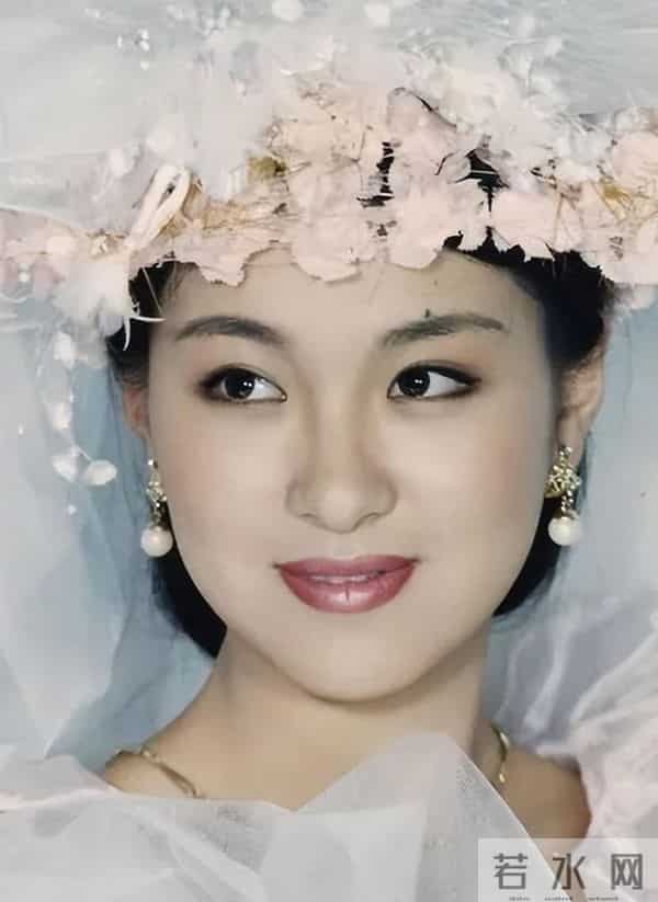 娱乐圈满族美女图鉴：每一位都貌美如花，谁最令你意想不到？