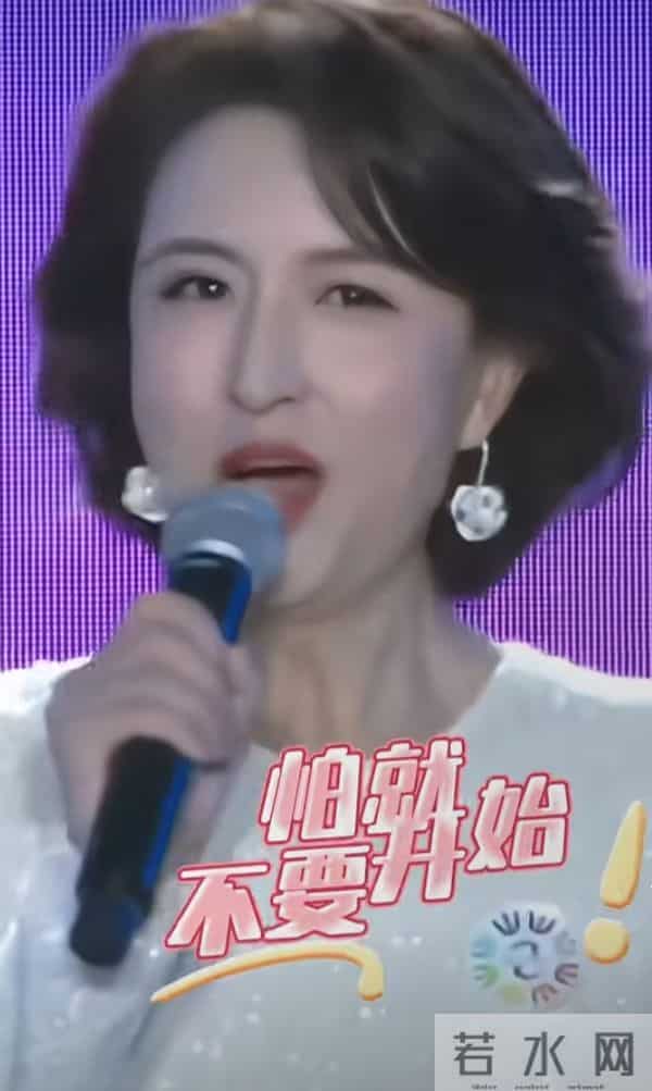 张蕾谈人生感悟，亮裙短发气质优雅美得好高级