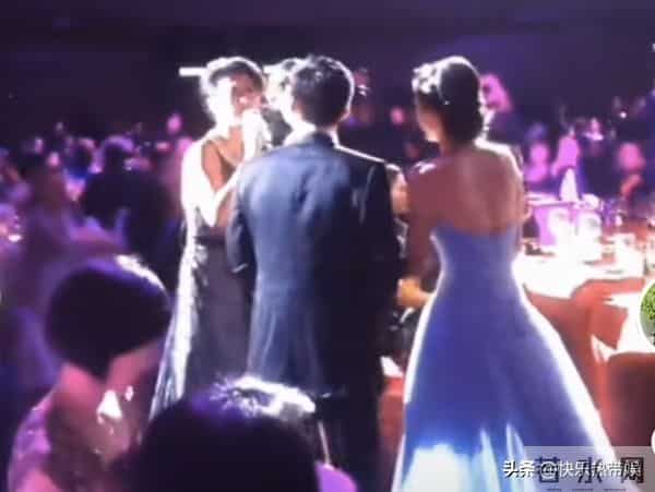 霍震霆朱玲玲出席三儿子婚礼，现场布置简单，不及当年霍启刚婚礼