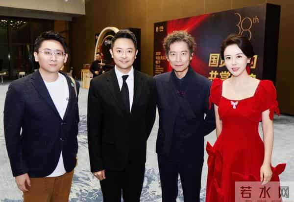 颜丹晨成电影红毯女王,红色泡泡裙惊艳全场,宋佳封后印小天蹭流