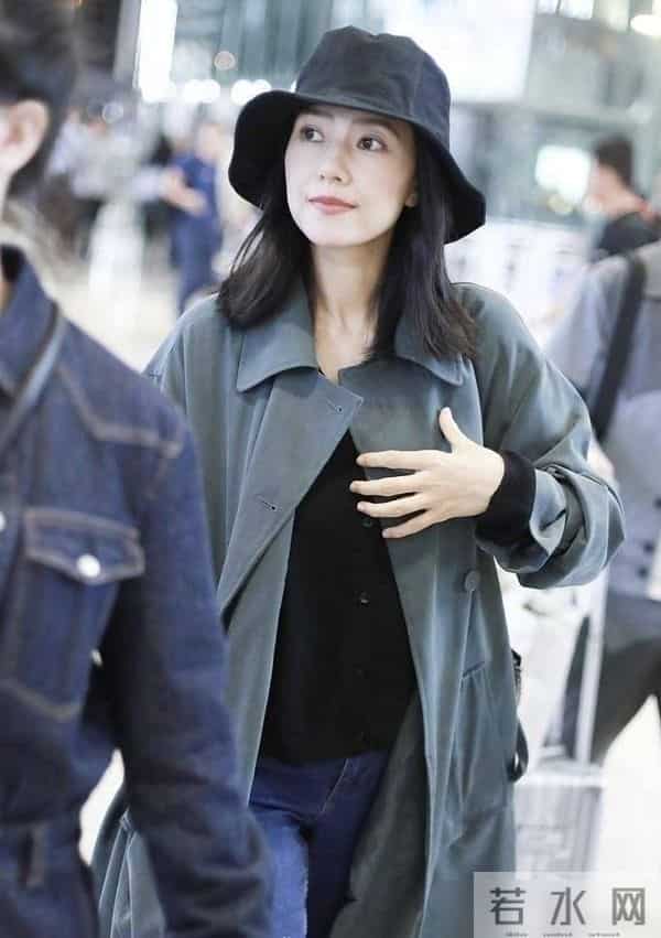 45岁高圆圆又带火了简约穿搭:羊羔毛外套内搭一身黑,高级又洋气