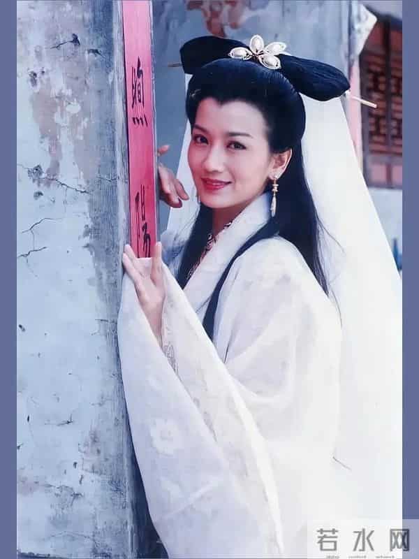 72岁赵雅芝太拼!穿高开叉裙跳“擦边”舞,累到大喘气还敲架子鼓