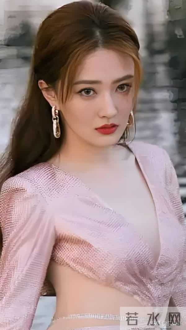 既有少女的清新甜润,又有成熟女性的冷艳疏离 “草原女神 ”徐璐