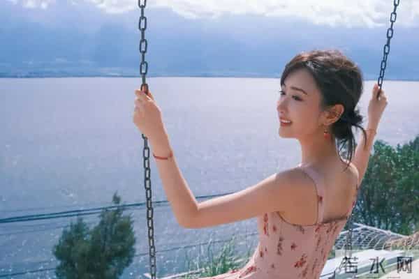 毛晓彤身穿粉色吊带碎花连衣裙,田园风韵味十足~