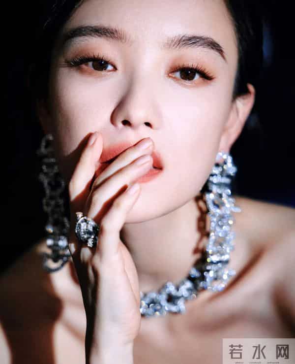 倪妮黑天鹅造型，短发配钻石链帅到姐姐粉尖叫！