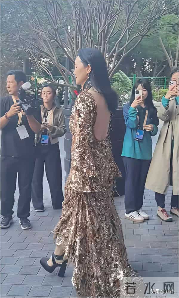 实话实说,咏梅老师不太适合这裙子太难看了,她就适合简单大方的