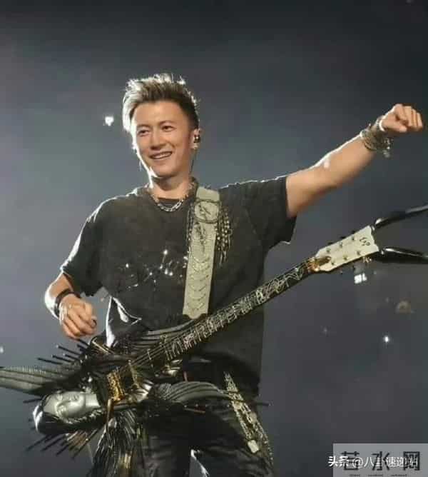 钱花光了人还在！89岁瘫坐轮椅的谢贤，给想改遗嘱的向太提了醒