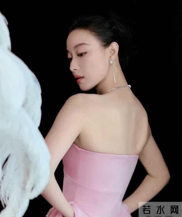 倪妮这身,完美诠释什么叫“用温柔的颜色,穿出最强的气场”!