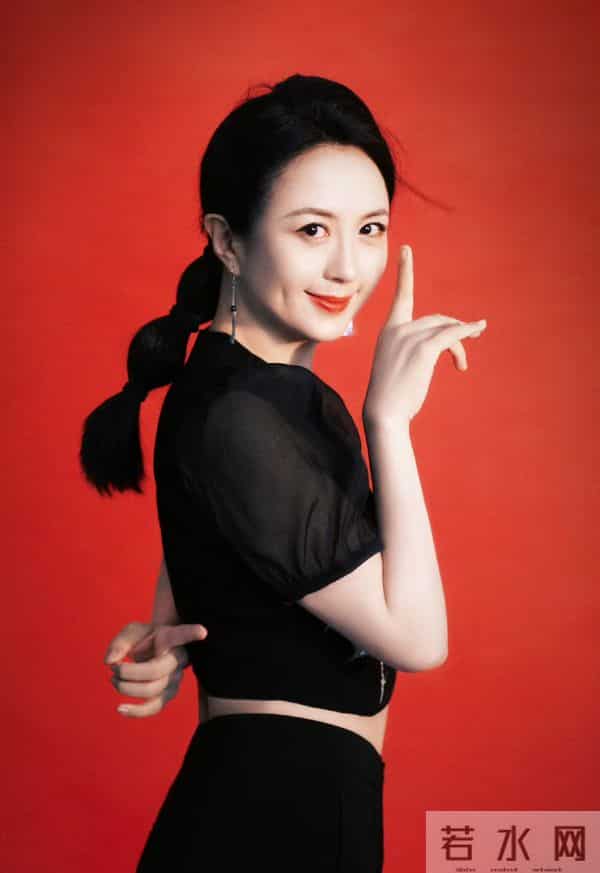 杨童舒黑裙配红底，扭腰的小姿态又媚又俏，酒窝一露甜得刚好不腻