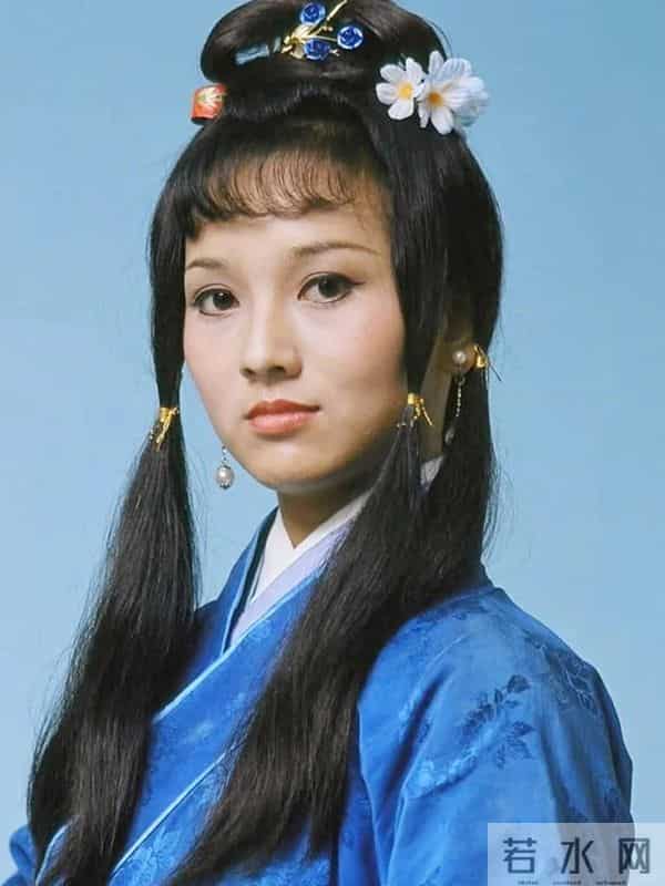 72岁赵雅芝太拼!穿高开叉裙跳“擦边”舞,累到大喘气还敲架子鼓