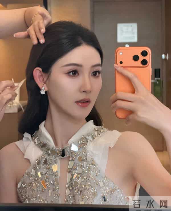 李丹儿亮相金鸡奖红毯,穿闪钻挂脖纱裙气质温婉