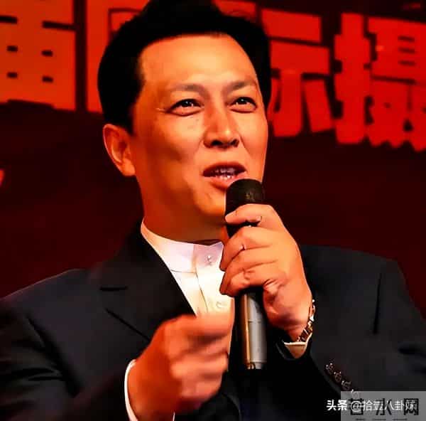 母亲曾经抛下她,父亲唐国强闪婚不养她,如今42岁唐莉活成怎样了