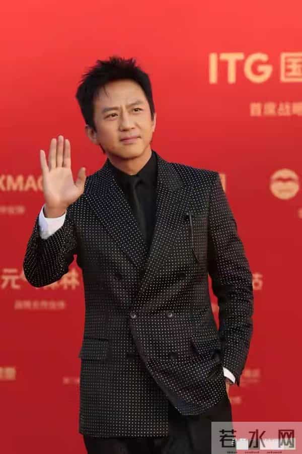 金鸡这一天，素颜一脸褶子的邓超，秒了内娱一堆涂脂抹粉的小鲜肉