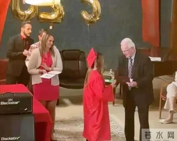 徐帆赴美参加养女徐朵的高中毕业典礼，徐朵蜕变惊艳全场！