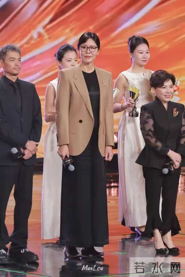 65岁郎平与52岁邓亚萍同框,一个医美后回春,一个美的原生态