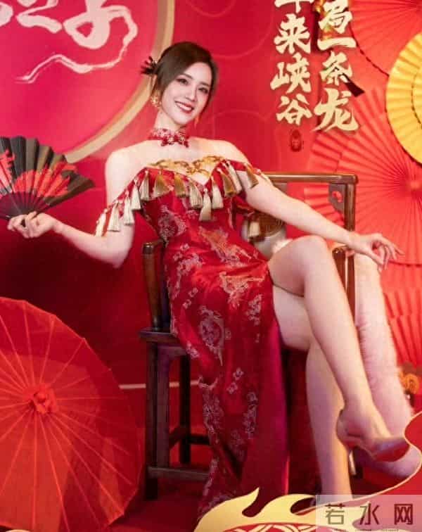 余霜旗袍装真好看