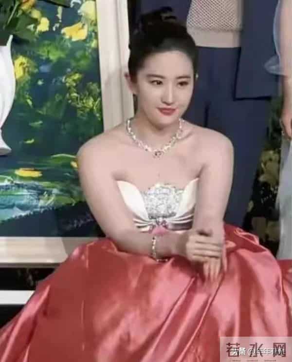 神仙姐姐竟变中年妇女 刘亦菲大白腿太粗引热议 真的胖到120斤