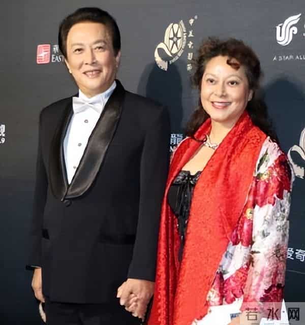 母亲除夕夜抛下她，父亲唐国强闪婚不养她，如今42岁唐莉活成这样