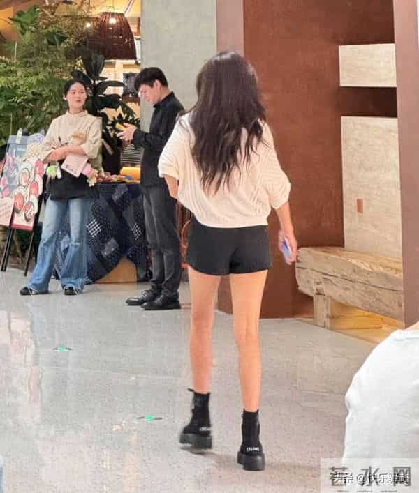 邓家佳在重庆吃烤鱼被偶遇，小姨妈气质绝了 脸小精致 美得恰到好处