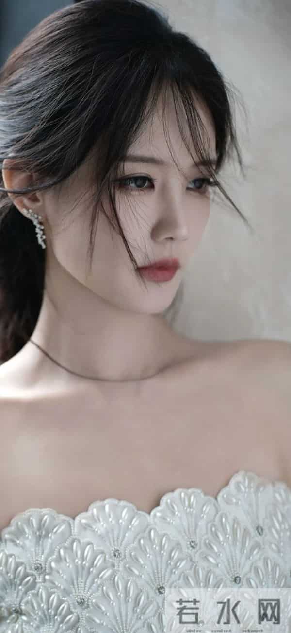 李一桐｜珍珠白裙封神！编发造型+萌系互动杀疯热搜