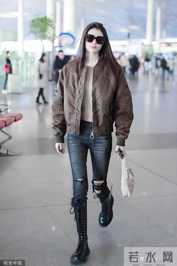 何穗夹克搭破洞裤酷劲十足 踩长筒马丁靴气场强