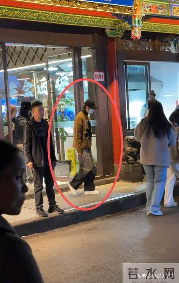 机场偶遇李宇春,穿土黄色棉袄平底鞋,被路人冲撞后眼神凌厉