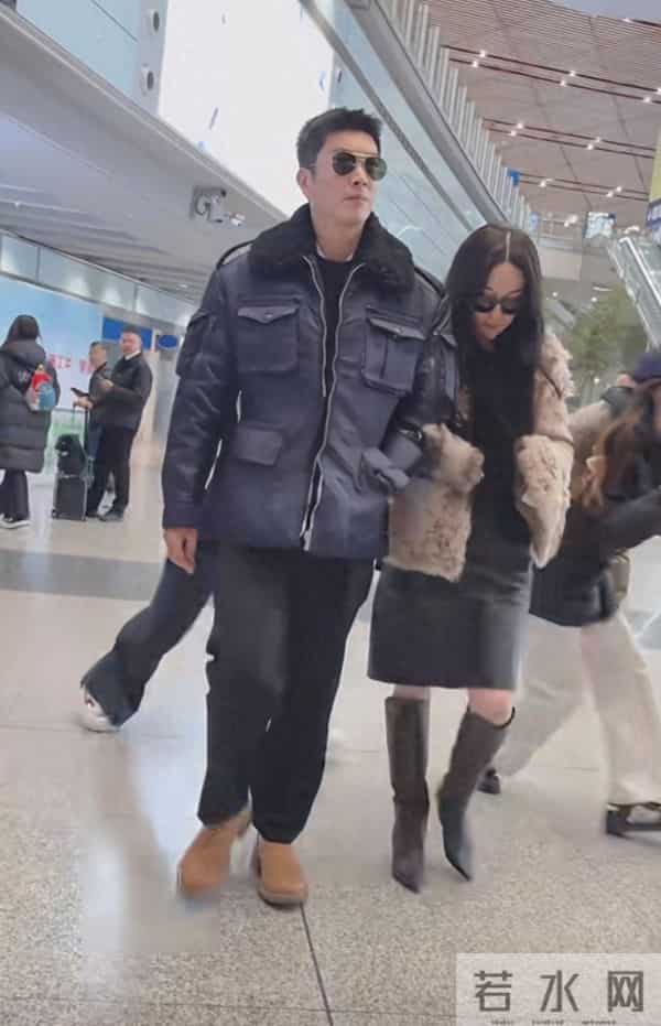 霍思燕皮草配皮靴机场挽着杜江,两人像走秀,气场全开!
