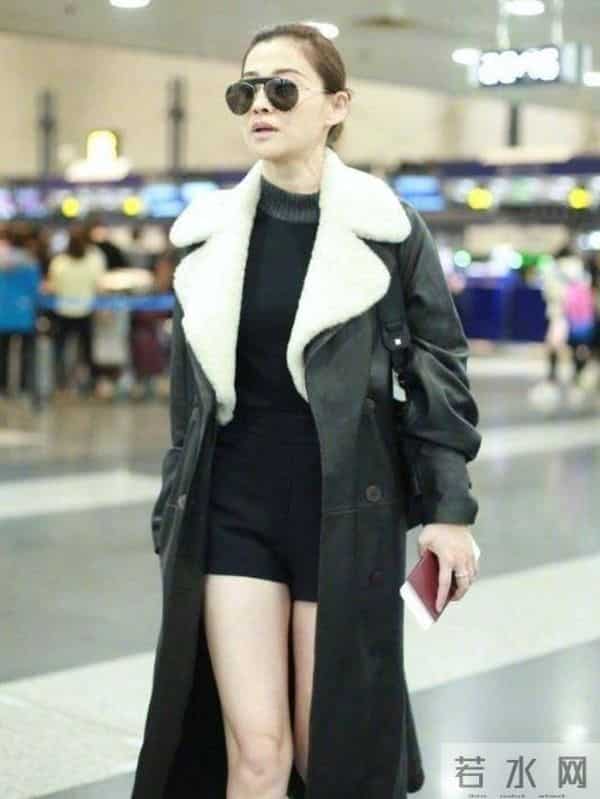 梅婷减肥成功后风格大变!穿黑色长皮衣+针织衫+短裤,时髦又高级
