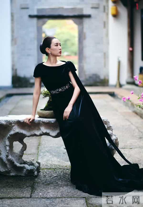 马苏丝绒黑裙衬纤美身段，国风园里裙摆轻扬，冷艳贵气太出挑
