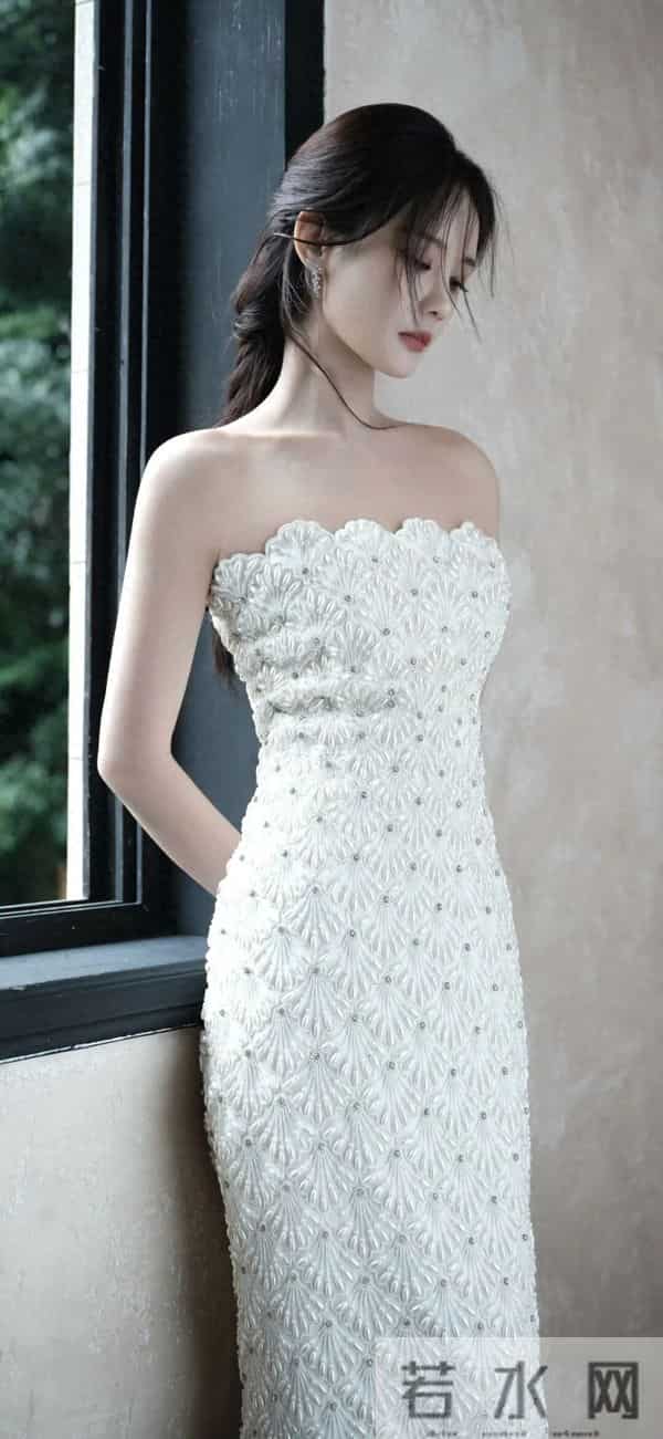 李一桐｜珍珠白裙封神！编发造型+萌系互动杀疯热搜