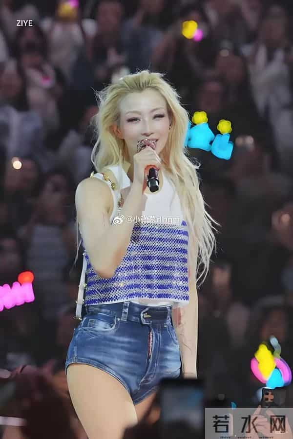 53岁郑秀文现身澳门，穿紧身背心身材火辣，生图近照像二十出头