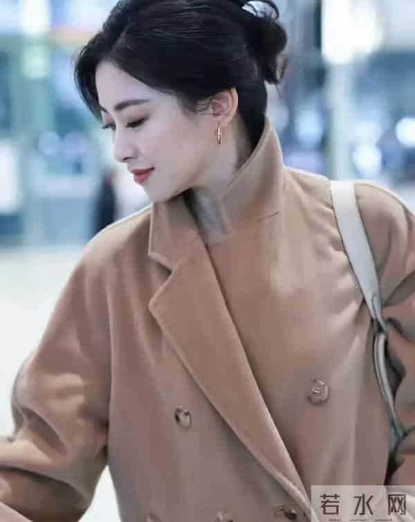 朱珠机场秀穿搭,盘气质头发身穿一袭驼色长款大衣真时尚显气质