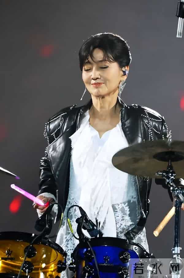 72岁赵雅芝太拼!穿高开叉裙跳“擦边”舞,累到大喘气还敲架子鼓