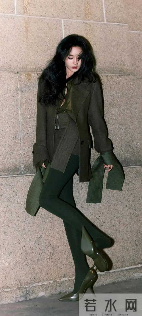 郑合惠子绿色裤袜高跟鞋